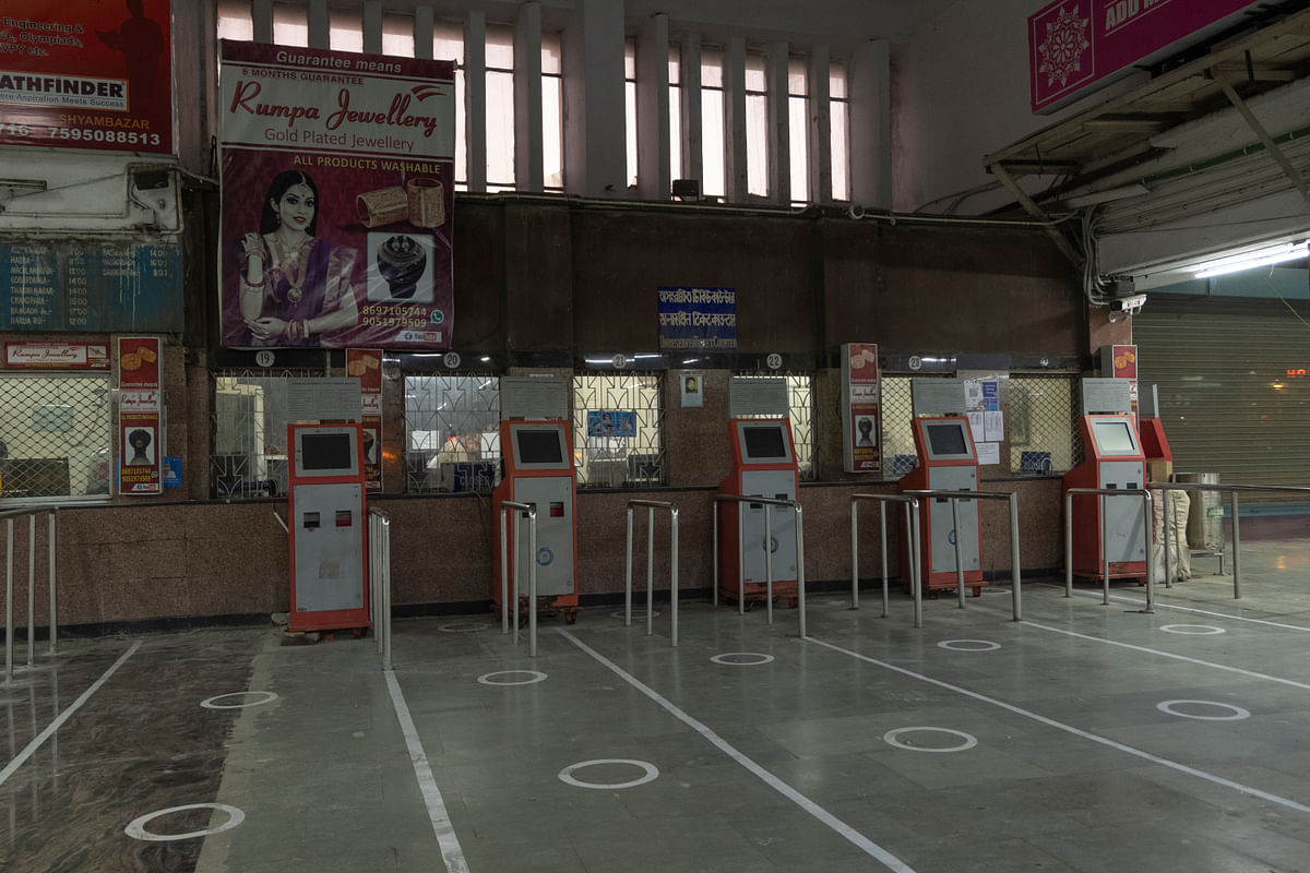 As local train service resumes in Kolkata, passengers neglect COVID norms.