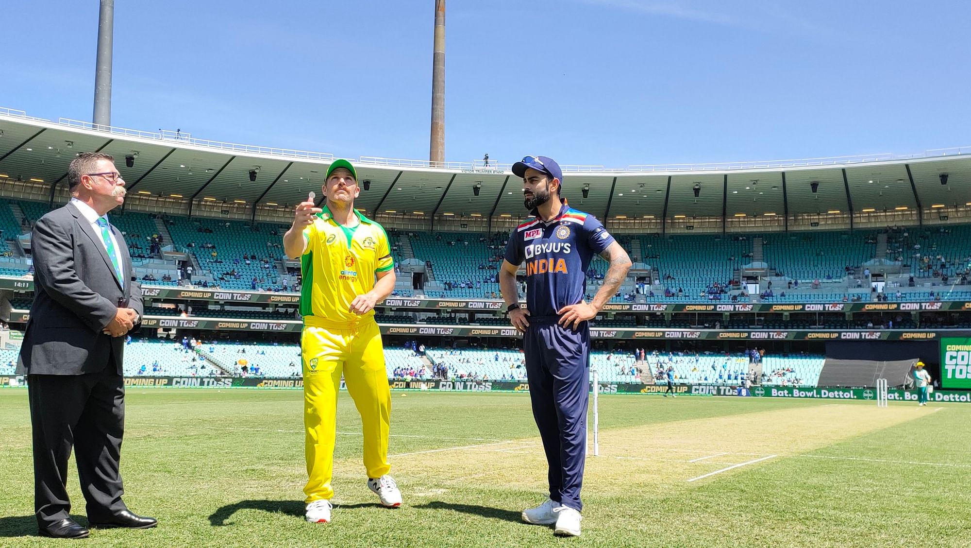 Aaron Finch and Virat Kohli at the toss