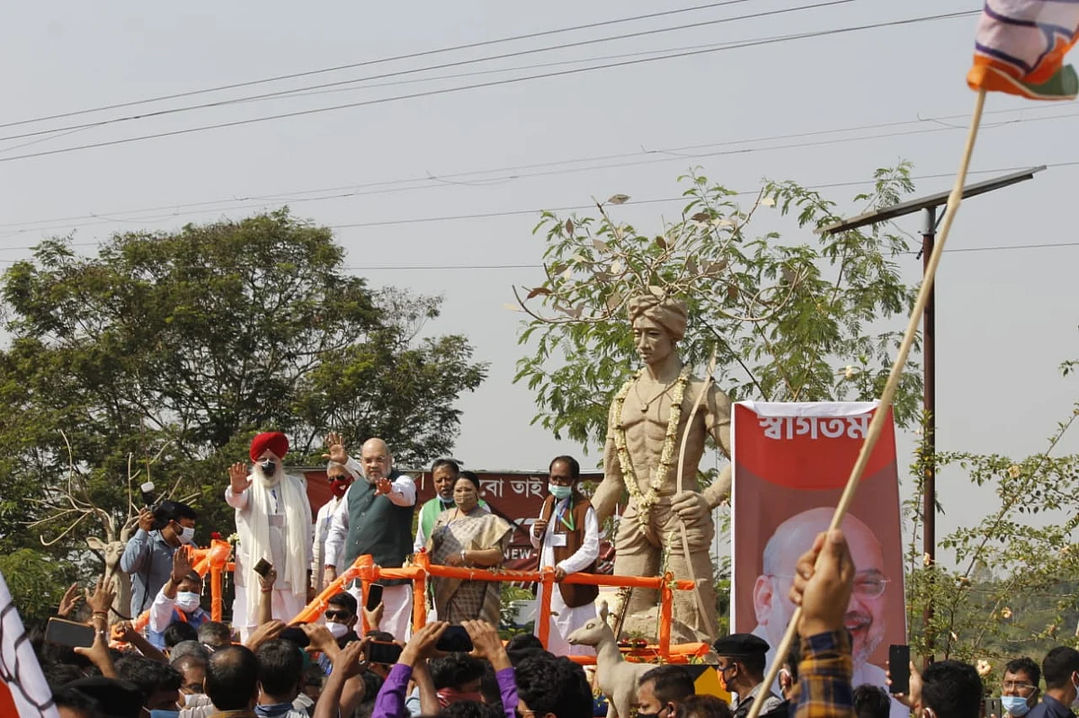 Amit Shah at the Birsa Munda statue in Bankura.