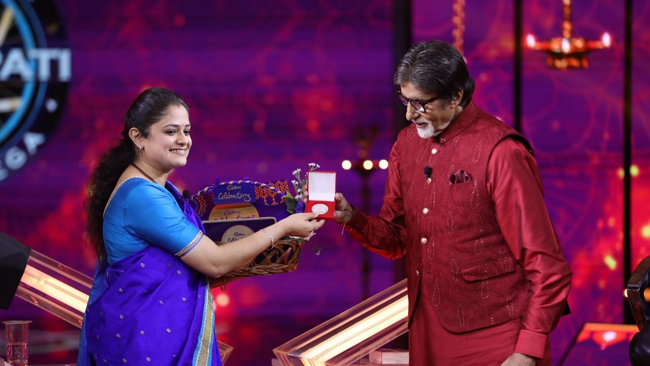 Mohita Sharma with Amitabh Bachchan after winning the show.