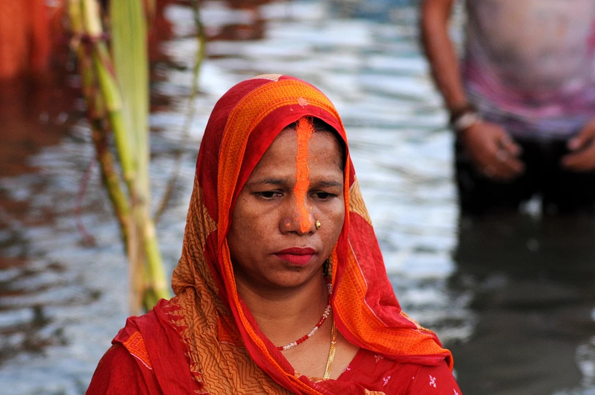 Devotees perform rituals during Chhath Puja at Shri Durgiana Temple in Amritsar. 