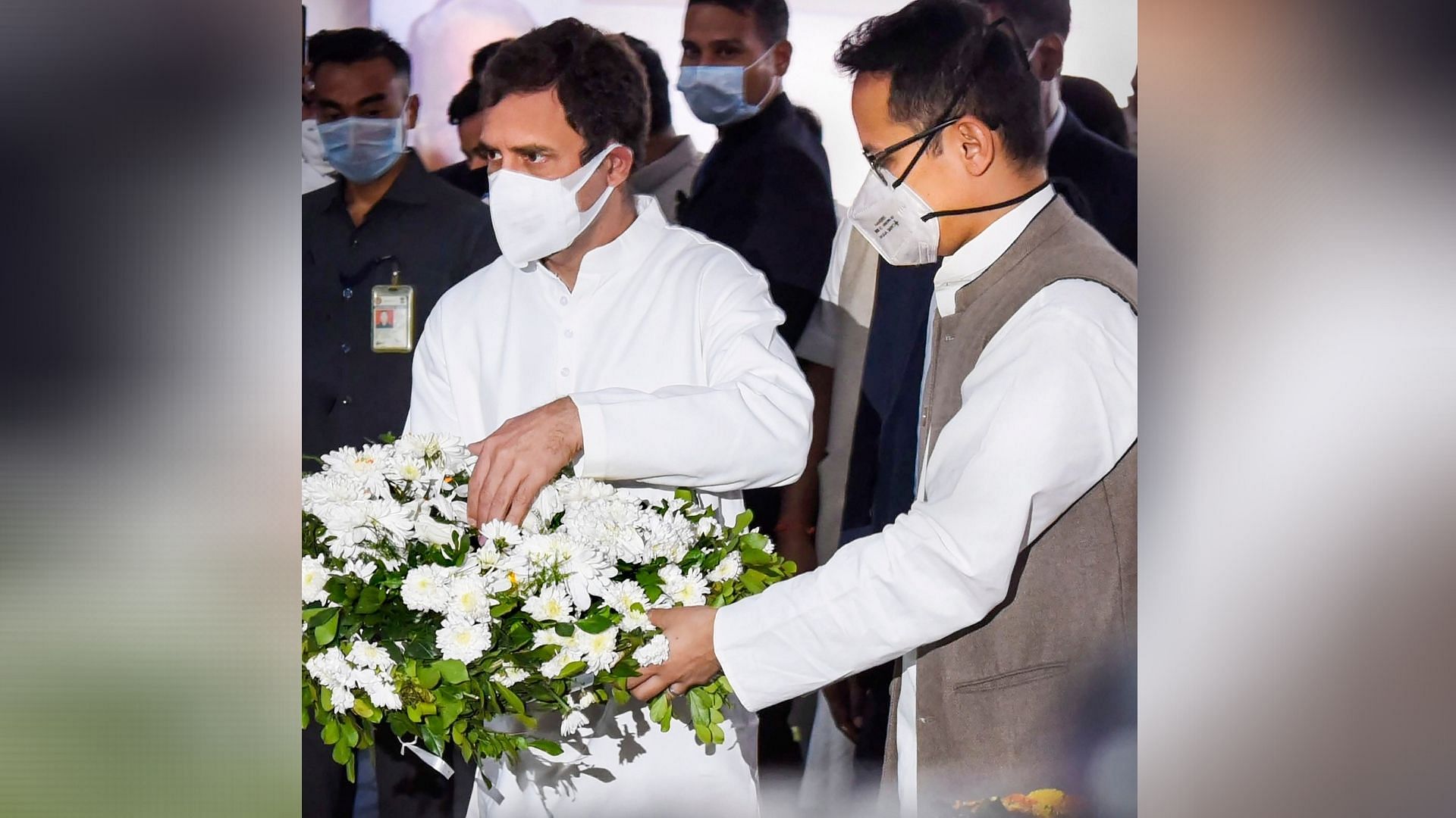 Rahul Gandhi pays floral tribute to Tarun Gogoi