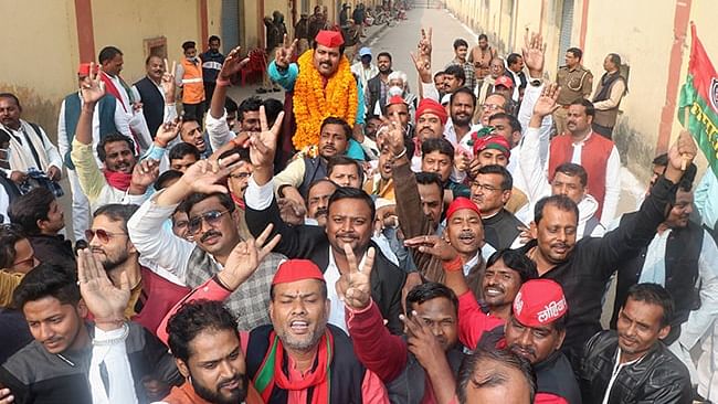 Samajwadi Party candidates defated the BJP in one teachers’ and graduate’s seat each of the Varanasi division.&nbsp;
