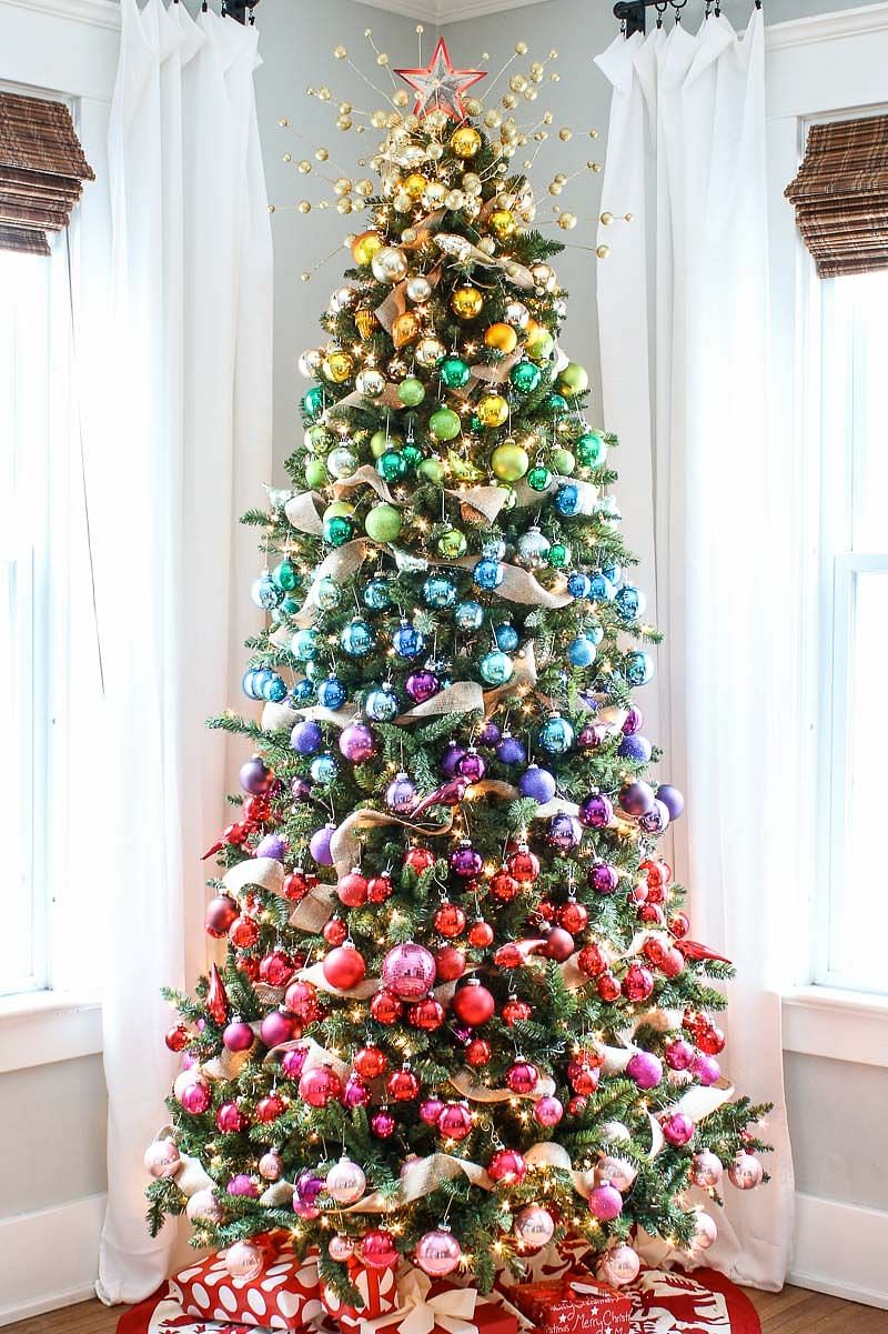 Here are some ideas to make Christmas 2020 extra jolly by giving your Christmas tree that extra charm it deserves.