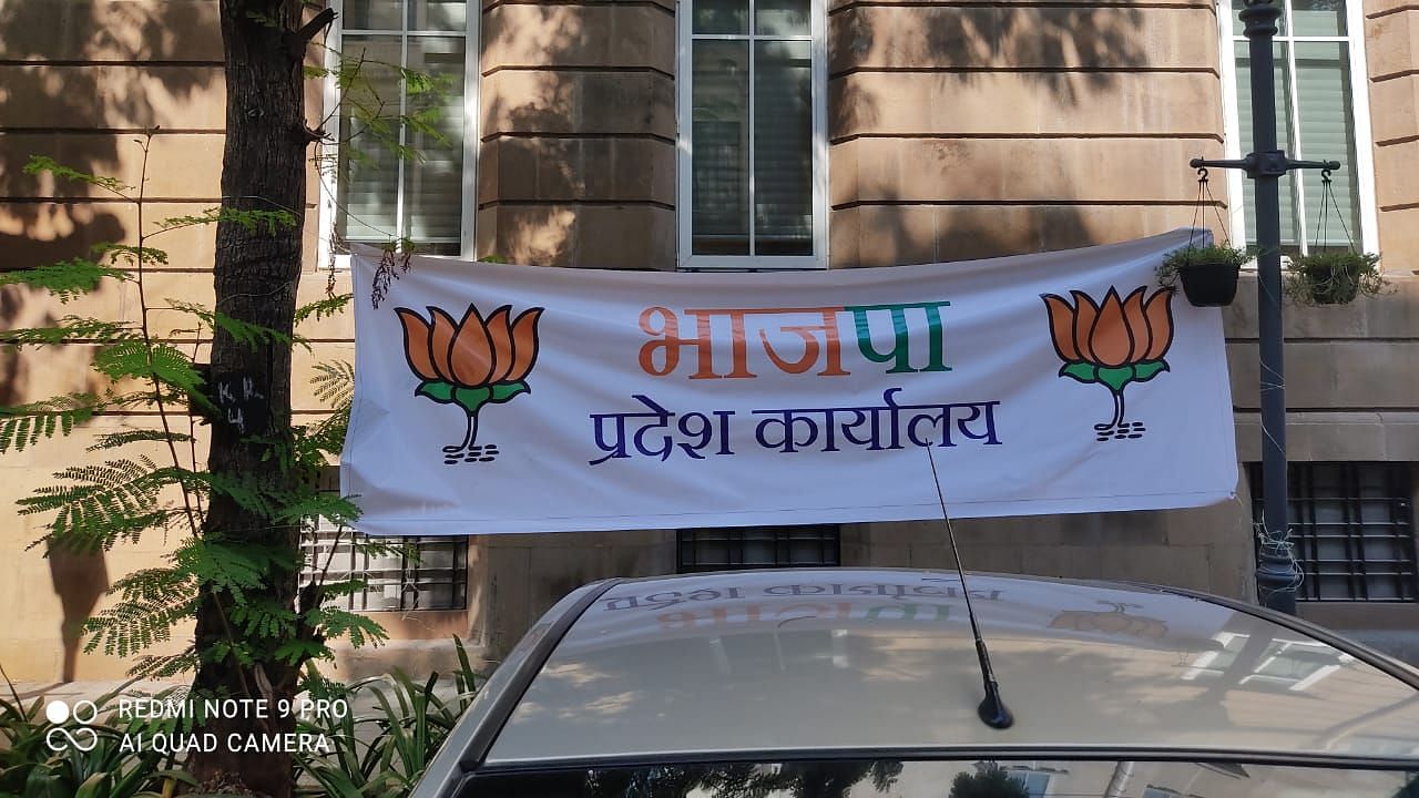 Shiv Sena workers on Monday, 28 December installed a banner outside the Enforcement Directorate office in Mumbai, calling it ‘BJP State Office’, in protest against the agency’s summons to Sena MP Sanjay Raut’s wife.