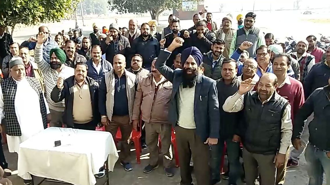 Arhtiyas shut mandis in Punjab to protest against I- T Raids.