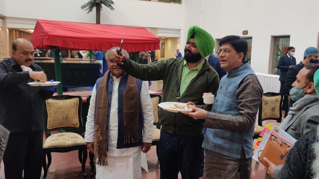 Amid the sixth round of talks with farmers on Wednesday, 30 December, Union ministers Narendra Tomar and Piyush Goyal joined farmers for langar.