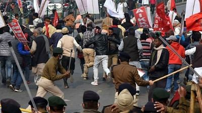 The farmers, already huge in numbers, quickly gained strength with every passing minute and broke the barricades between Gandhi Maidan and Dak Bunglow Chowk.