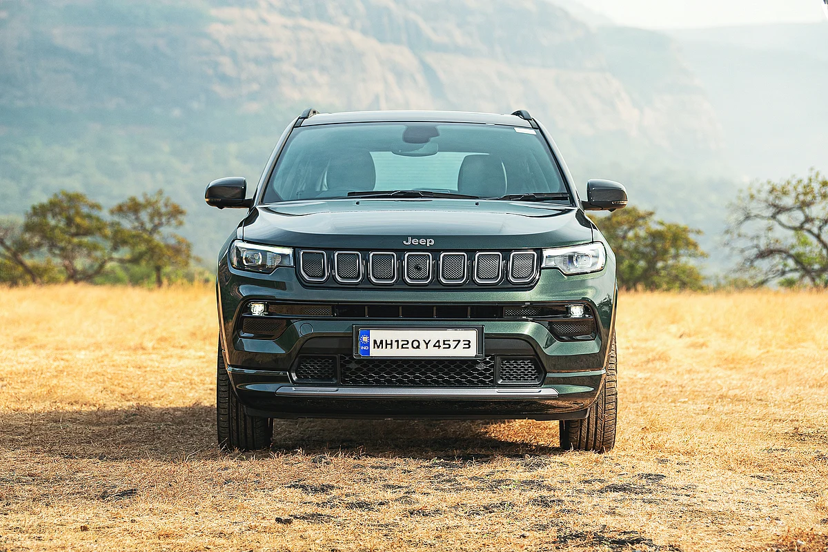 Jeep Compass 2021 Facelift India: Flanking the refreshed grille are new LED headlamps which are sleeker and are integrated with LED DRLs.