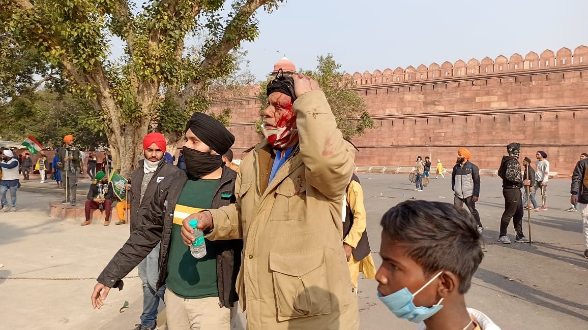 The farmers reached Red Fort after breaching barricades and following clashes with the police at ITO. 