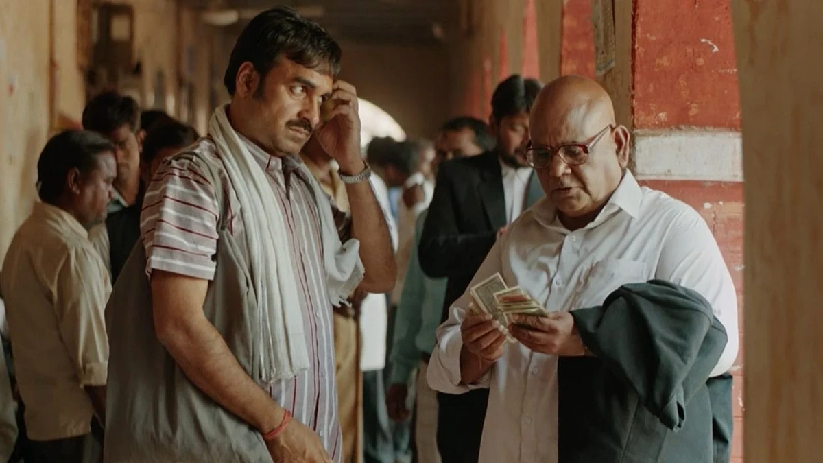 Pankaj Tripathi and Satish Kaushik in <i>Kaagaz.</i>