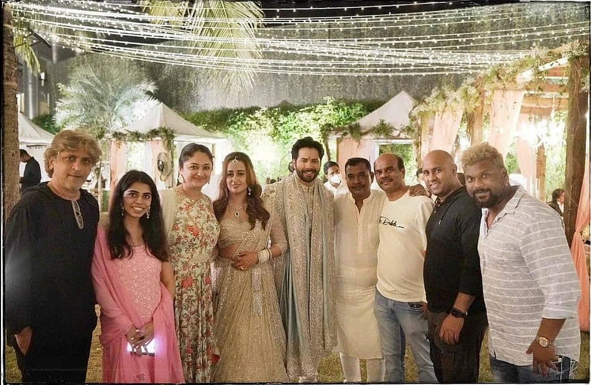 <i>Bhaiya aur bhabhi ko badhai ho badhai</i>