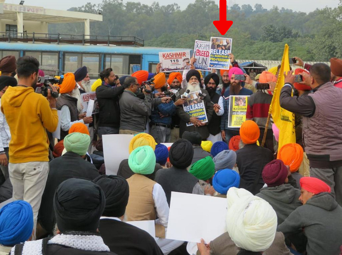 Pic of Man Holding Placard on Kashmir Isn’t from Farmers’ Protest