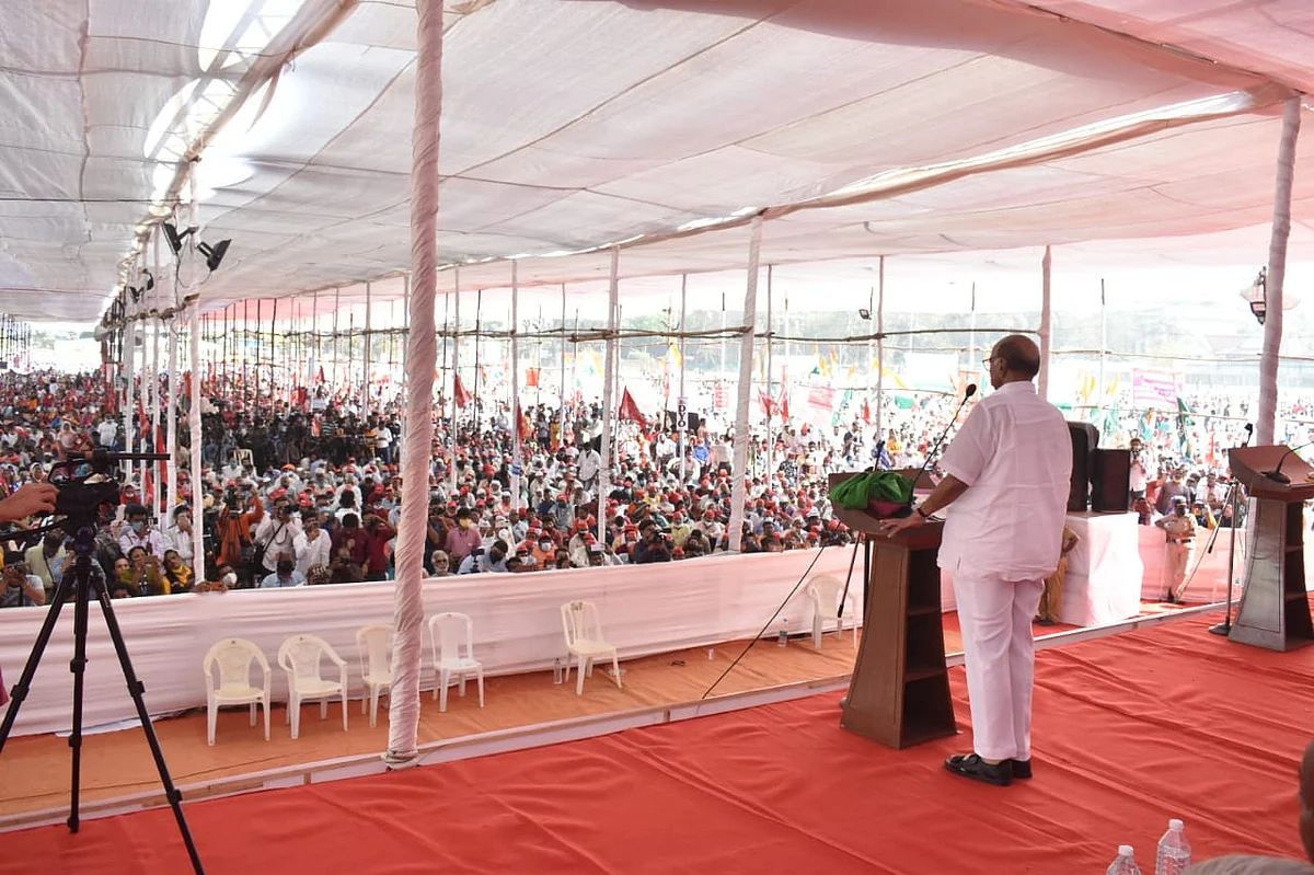 Sharad Pawar Addresses Farmers at Azad Maidan, Lashes Out at Govt