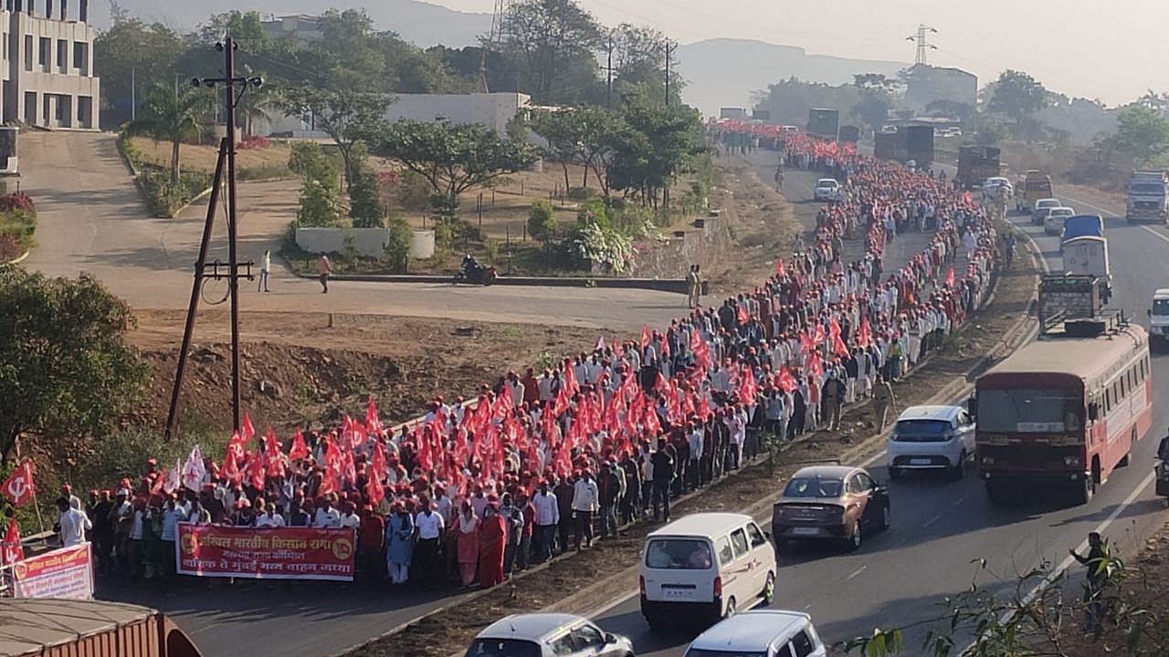 Thousands of farmers have descended on the Nashik-Mumbai highway.&nbsp;