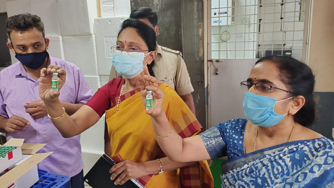 Healthcare workers showing the vaccines arrived in Bengaluru on Tuesday, 12 January.&nbsp;