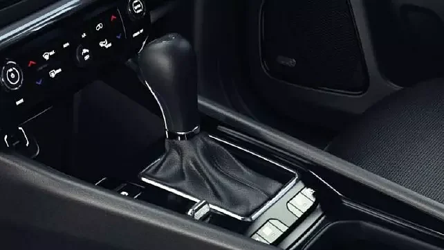The Jeep Compass 2021 offers both six-speed manual and seven-speed DCT petrol variant and also a nine-speed automatic transmission in the diesel variant.