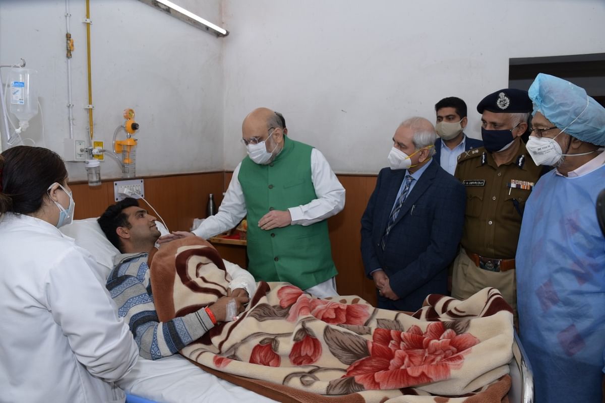 Shah met the injured policemen at the Sushruta Trauma Centre in Civil Lines and the Tirath Ram Shah Hospital.