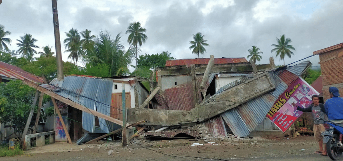  A 6.2-magnitude earthquake struck Indonesia’s Sulawesi Island, killing at least 35 people and injuring hundreds.