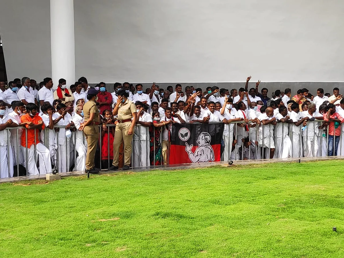 Party cadre and senior leaders were present with Deputy Chief Minister O Panneerselvam at the memorial.