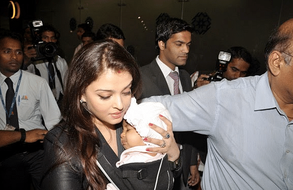 Anushka Sharma-Virat Kohli rush through paparazzi at the airport, fans ask  'where is your daughter?