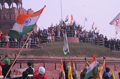 <div class="paragraphs"><p> Farmers reach Red Fort , New Delhi on Tuesday, 26 January 2021. </p></div>