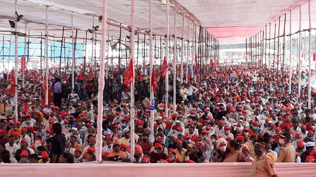 Farmers from 21 districts of Maharashtra made their way to Mumbai on Monday, 25 January, to protest against the Centre’s three new contentious agricultural laws.