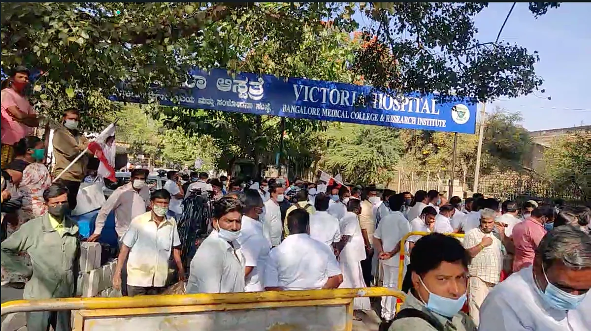 Sasikala supporters outside Victoria Hospital.