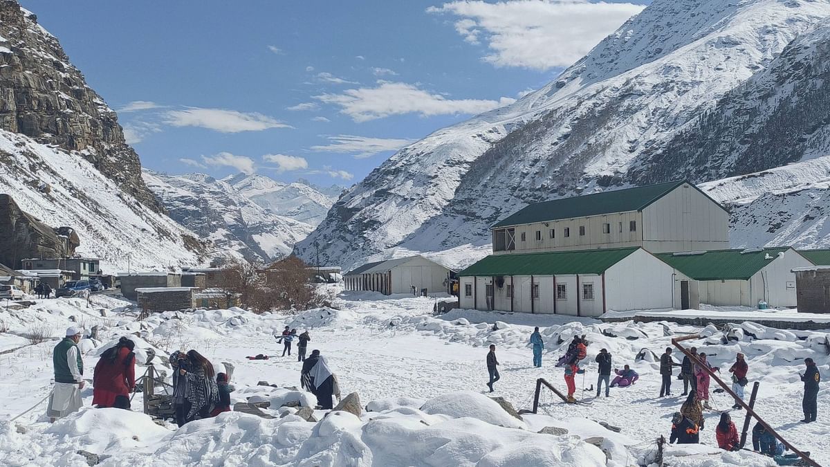 HP Police Rescues Over 300 Tourists Near Atal Tunnel Post Snowfall