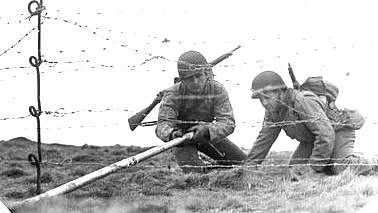 US Soldiers using the Bangalore torpedo. 