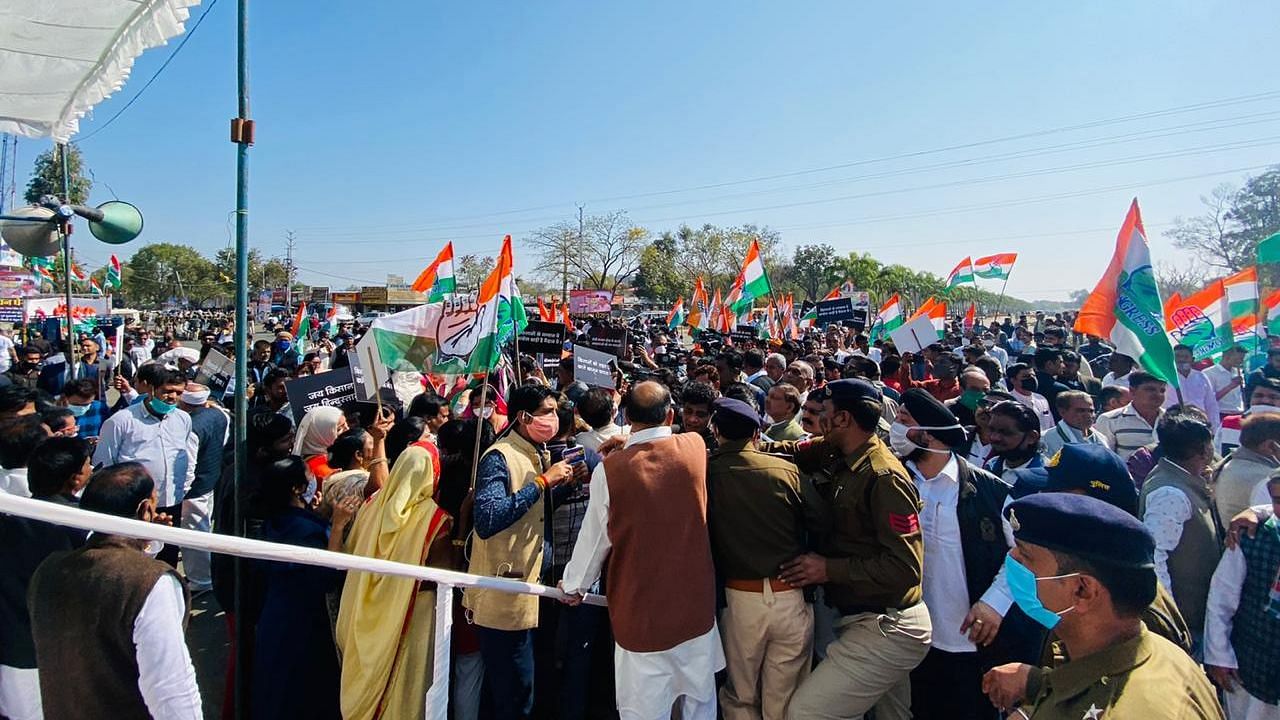 The march was being led by former Chief Minister Kamal Nath, and hundreds of party workers had gathered at the city’s Jawahar Chowk area in Bhopal.