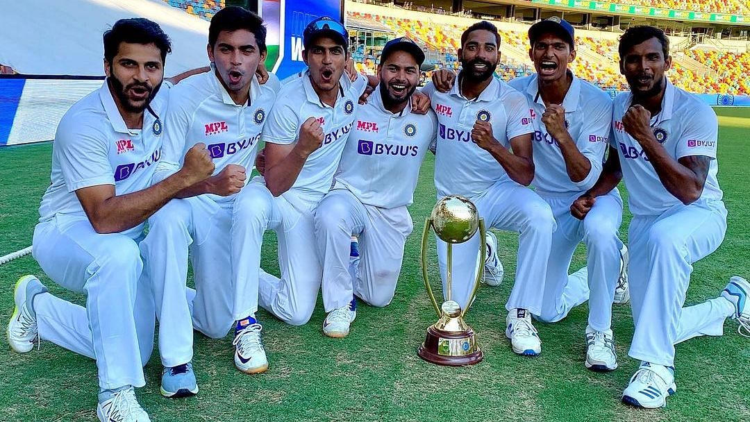  Shardul Thakur, Kartik Tyagi, Shubman Gill, Rishabh Pant, Mohammed Siraj, Navdeep Saini and T Natarajan pose with the Border-Gavaskar Trophy. (L to R)