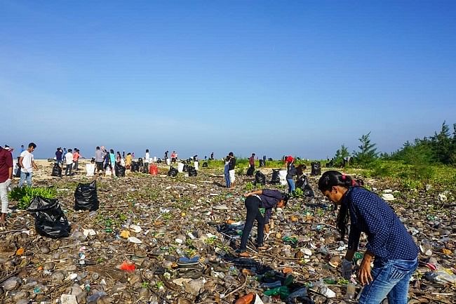 A group of people have been turning up at Mangaluru’s Bengre beach everyday since mid-October to pick up trash.
