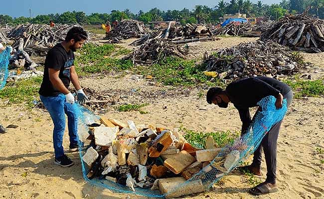 A group of people have been turning up at Mangaluru’s Bengre beach everyday since mid-October to pick up trash.