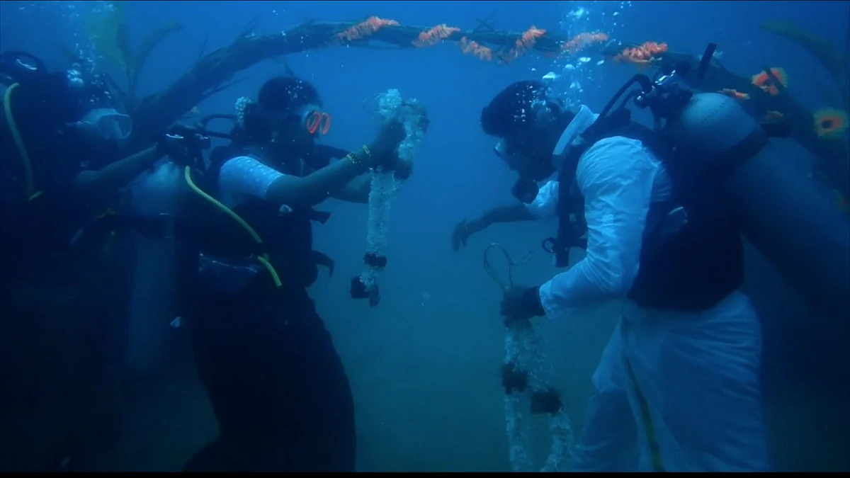 They exchanged garlands and got married underwater.