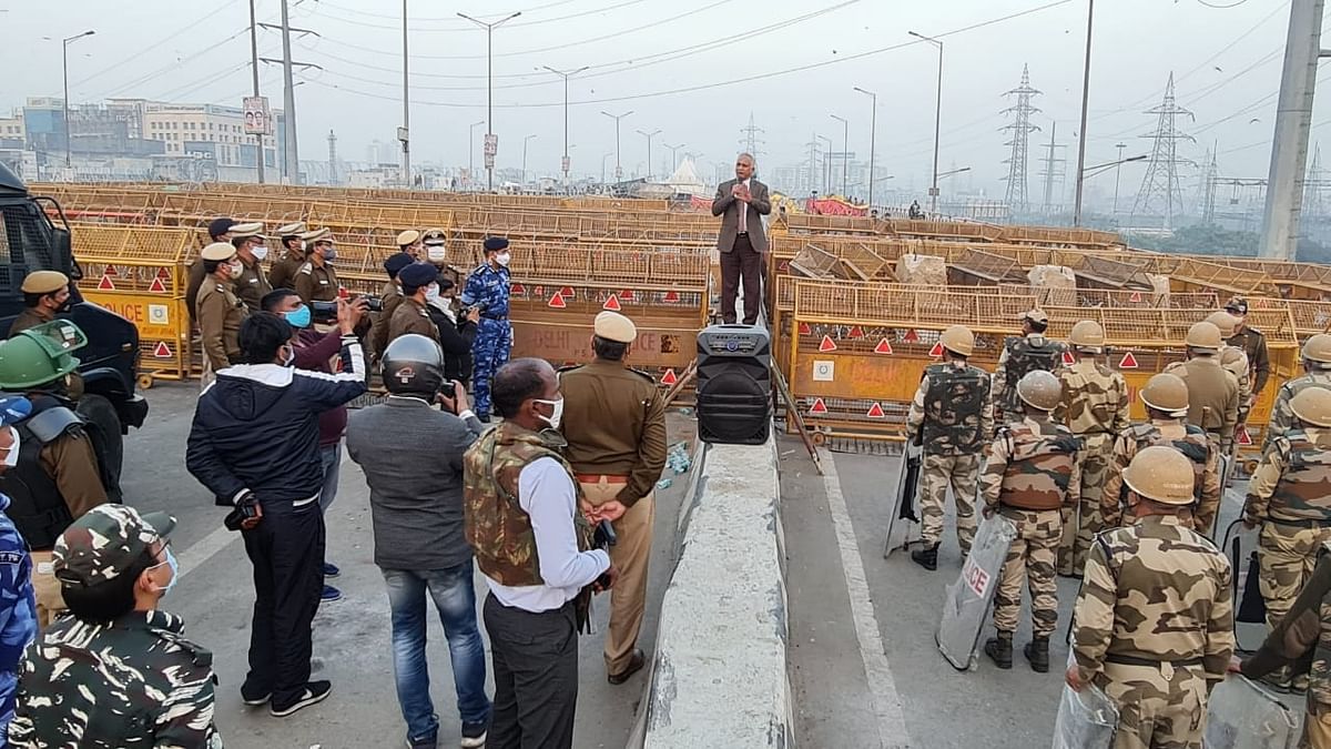 The Delhi Police Commissioner visited the Ghazipur border on Monday and took stock of the security arrangements.