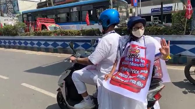  <p>West Bengal Chief Minister Mamata Banerjee rides electric scooter to protest fuel price hike.</p>