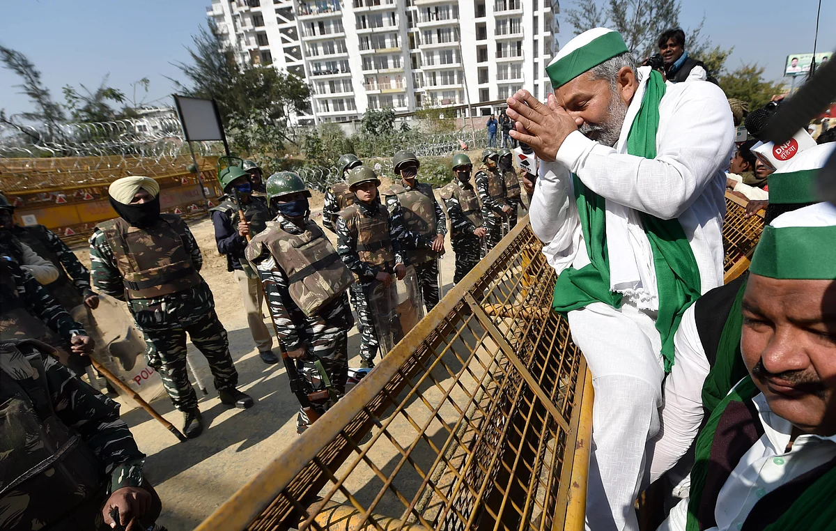 <div class="paragraphs"><p>(File photo): Security personnel stand near barricades as BKU spokesperson Rakesh Tikait gestures during the proposed chakka jam by farmers at Ghazipur border.</p></div>