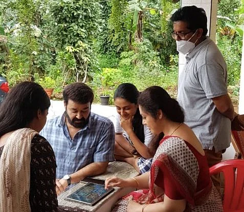Meena, Mohanlal, Esther Anil, Ansiba and Jeethu Joseph take a break on the sets of <i>Drishyam 2.</i>
