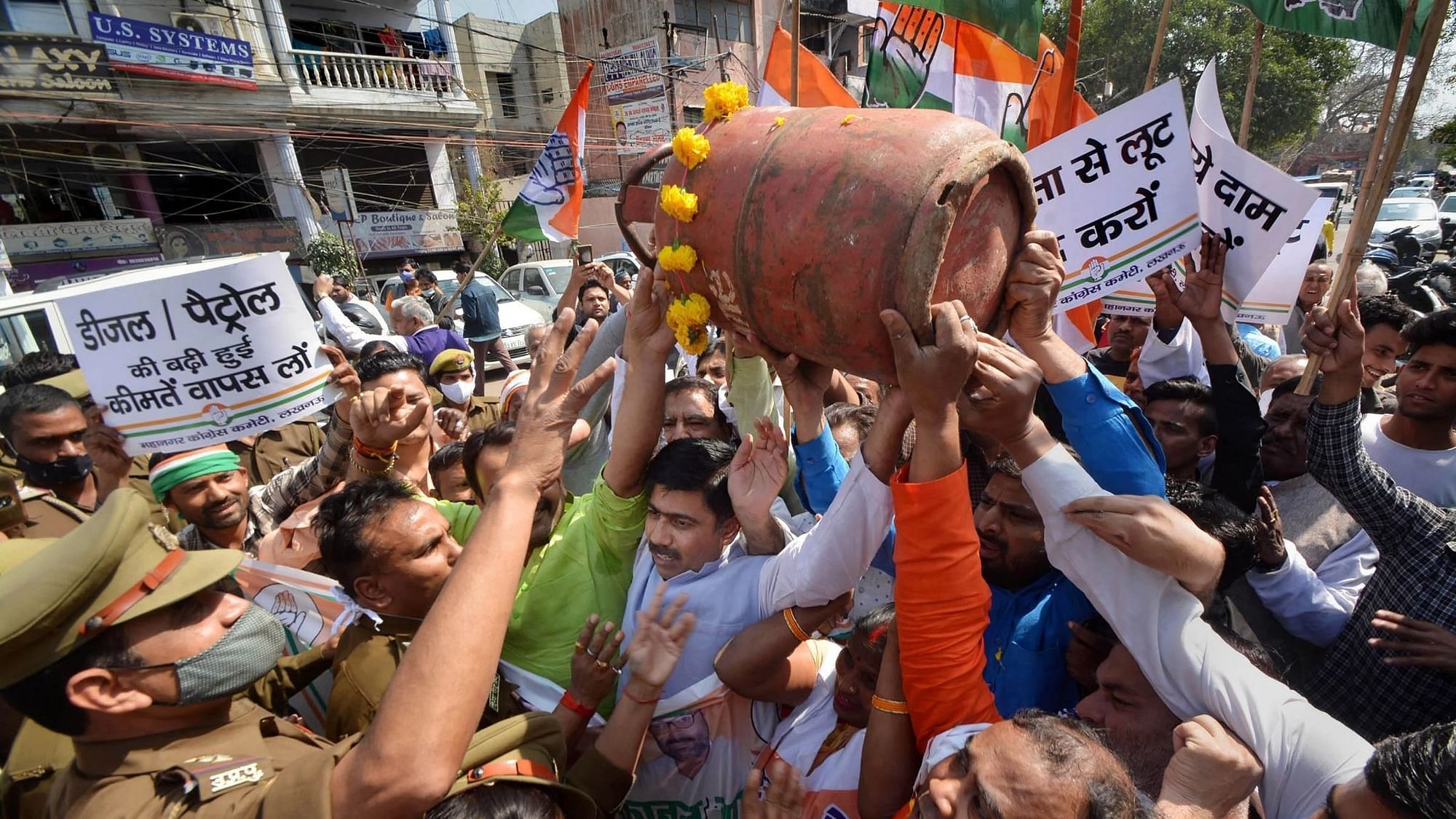 Congress party workers carry an LPG cylinder during a protest against the price hike of petroleum products, in Lucknow, Thursday, 25 February, 2021.&nbsp;