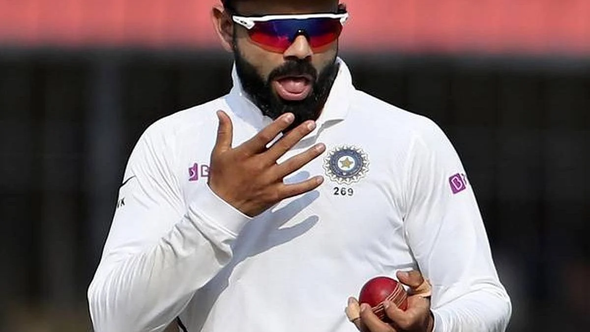 Virat Kohli using saliva to shine the ball before the COVID-19 Pandemic