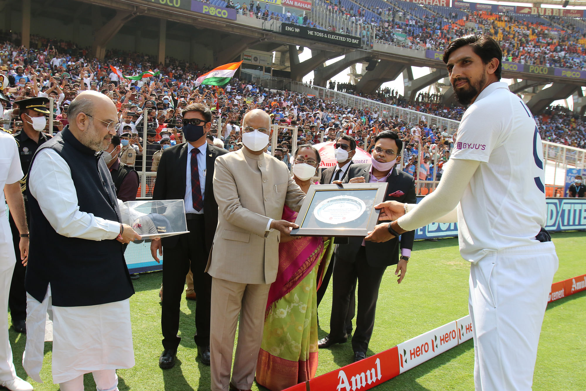 President Ram Nath Kovind presents Ishant Sharma with a memento.&nbsp;