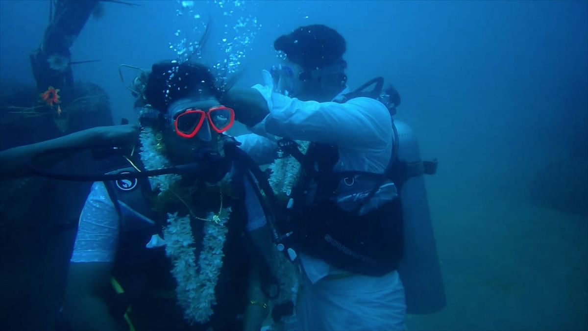 Chinnadurai and Swetha got married underwater in what could be the first ever traditional Hindu underwater wedding.