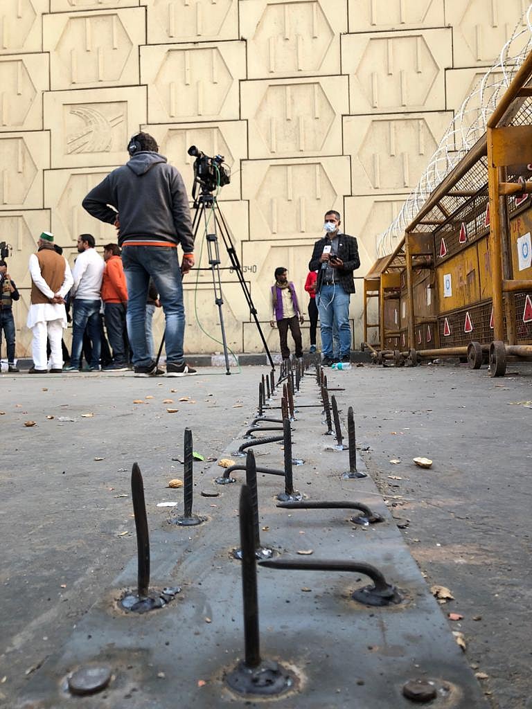 Η αστυνομία ενισχύει τα σύνορα του Δελχί χρησιμοποιώντας σιδερένια καρφιά, νύχια, συρματοπλέγματα