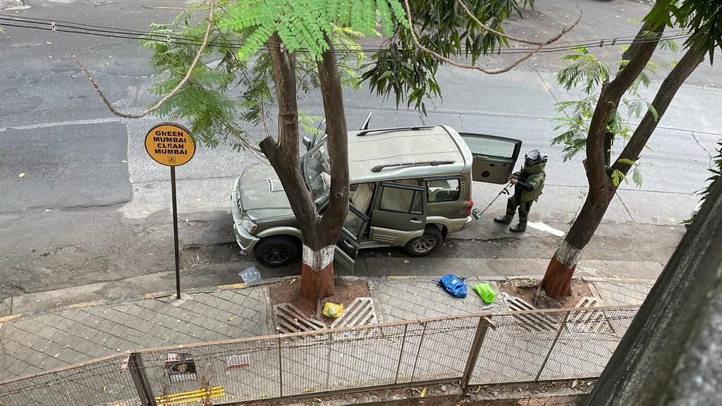 The bomb disposal squad of the Mumbai Police found an abandoned Scorpio that triggered a bomb scare near Mukesh Ambani’s residence Antilia on Thursday, 25 February. 