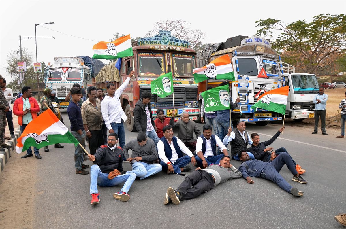 Jharkhand Pradesh Congress Committee (JPCC) and Jharkhand Mukti Morcha (JMM) protest during the proposed chakka jam by farmer unions, in solidarity with their ongoing agitation against Centres farm reform laws, in Ranchi