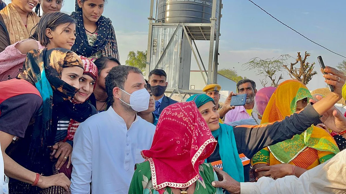 Women taking a selfie with Rahul Gandhi.