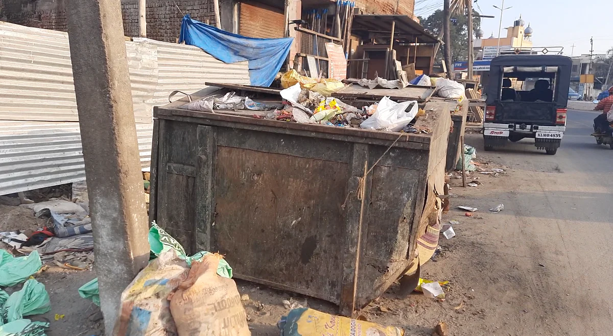 Since the smart city project was implemented, most of the garbage bins have been removed, and there is no regular door-to-door collection.