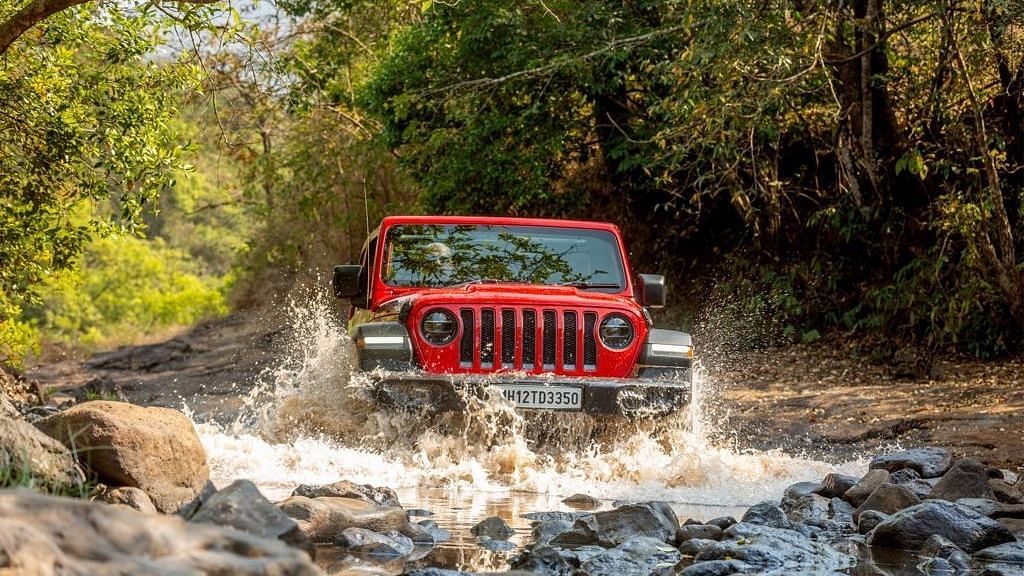 Jeep Wrangler vs Mahindra Thar vs Toyota Fortuner : Check Price and  Specifications