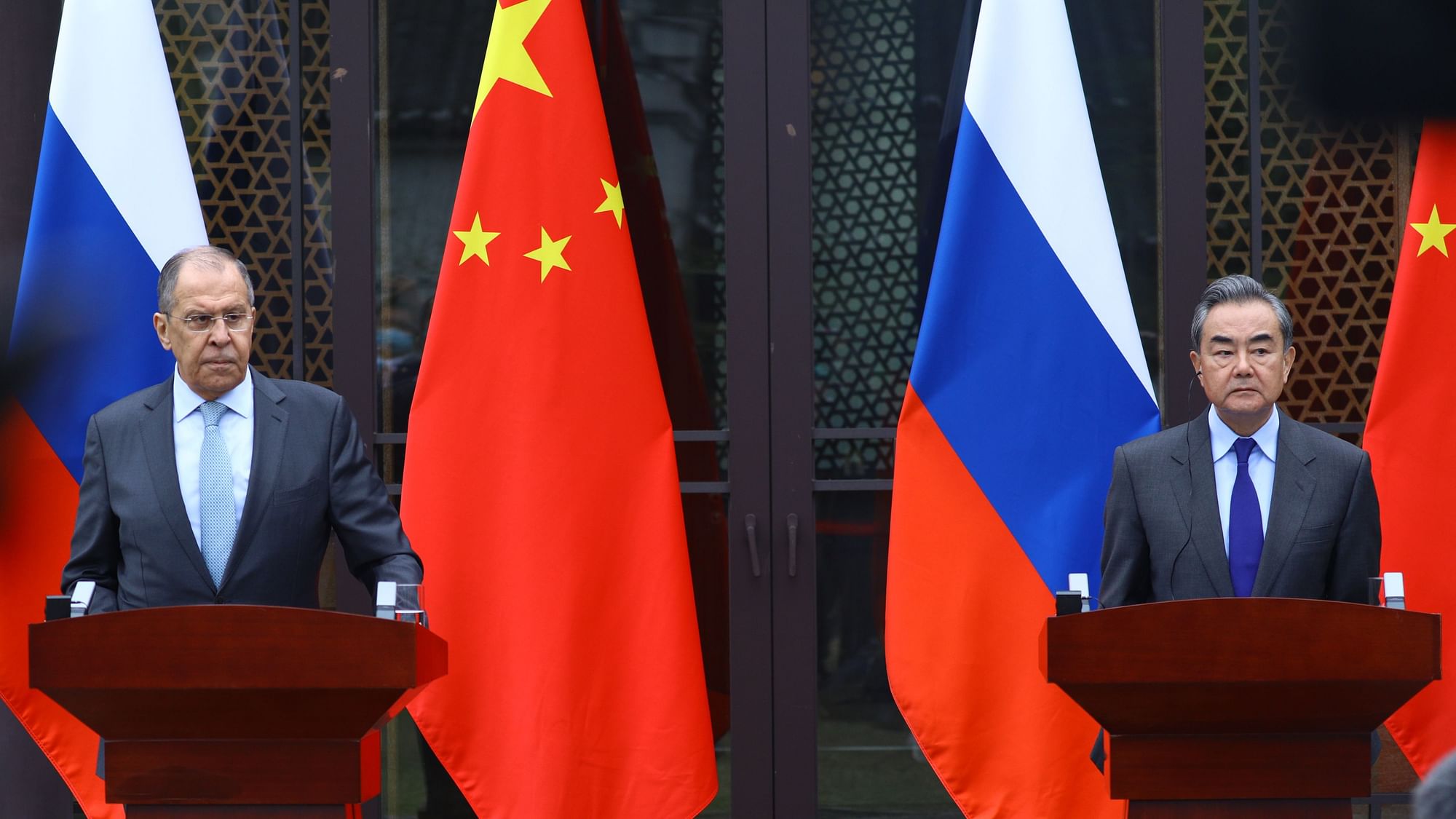 Russian Foreign Minister Sergey Lavrov (left), Foreign Minister Wang Yi (right).